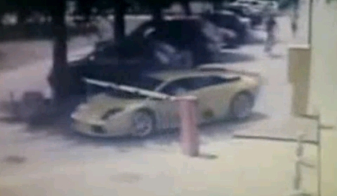 Video Lamborghini Sneaks Out of Parking