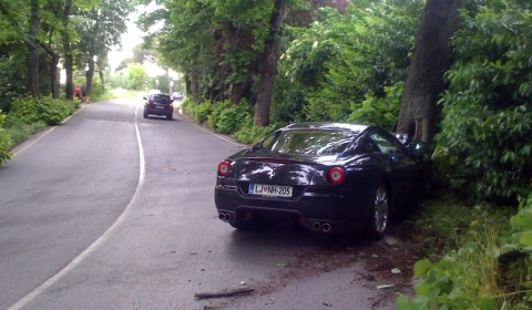 Car Crash Ferrari 599 Does Tree Hugging 01