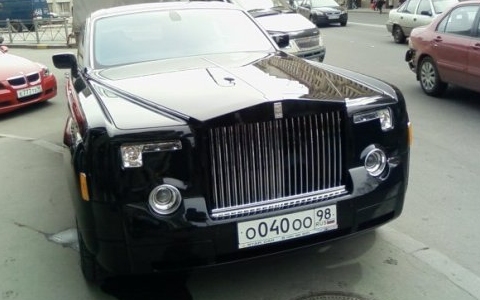 Rolls Royce Centurion Crashed on Railway Sidewalk 02