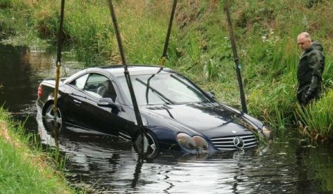 Car Crash Mercedes SL 500 Tries to Swim