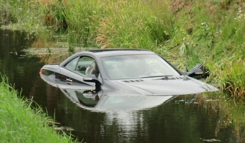 Car Crash Mercedes SL 500 Tries to Swim 01