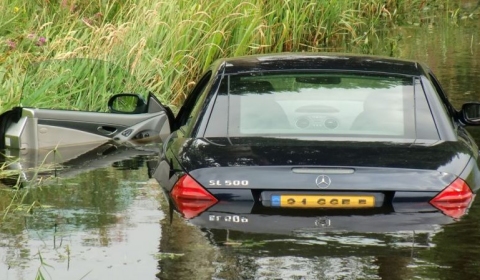 Car Crash Mercedes SL 500 Tries to Swim 02