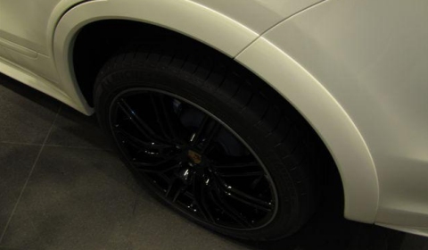 First Photos 2010 Porsche Cayenne S with Sports Package 01