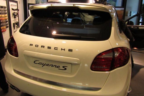 First Photos 2010 Porsche Cayenne S with Sports Package 02