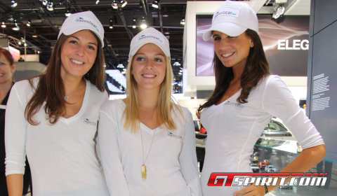 Paris Motor Show 2010 Girls 01