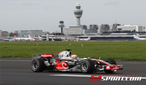 Lewis Hamilton Beats Virtual Vodafone Facebook F1 Racer at Schiphol Airport