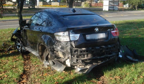 Car Crash BMW X6 Crashed by Employee Carwash 01