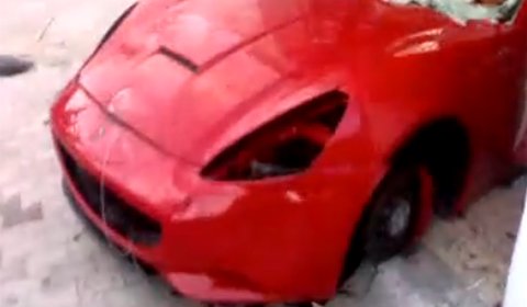 Video Ferrari California Ripped Apart in Tunisia