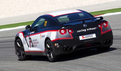 Video 2010 Nissan GT-R With Akrapovic Evolution Exhaust System at Portimao Circuit