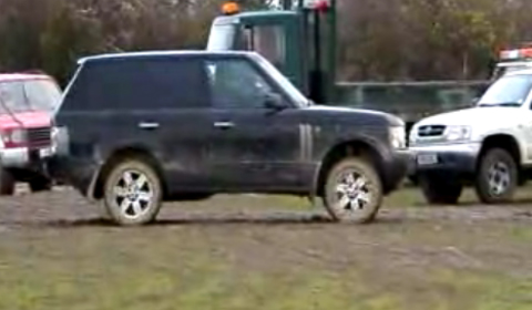 Video Range Rover Vogue Beat by 1 Inch of Mud
