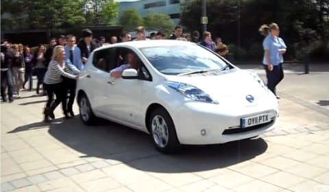 Video Top Gear Tests Two Electric Cars