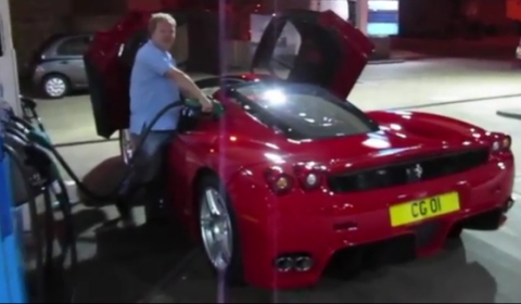 Video Filling up Ferrari Enzo with 87 Liters of Fuel 