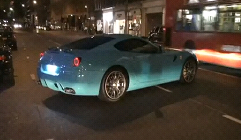 Video Turquoise Ferrari 599 Races Through London