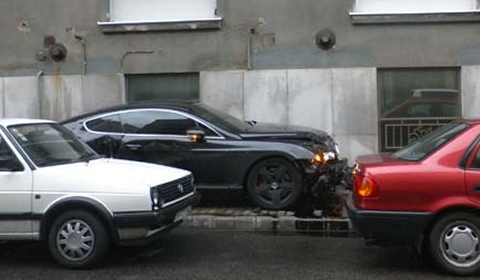 Car Crash Bentley Wrecked in Budapest 01