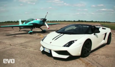 Video Lamborghini LP570-4 Performante vs Stunt Plane