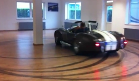 Video AC Cobra Tokio Drift in Living Room