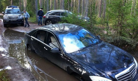 Mercedes S600 in a Puddle