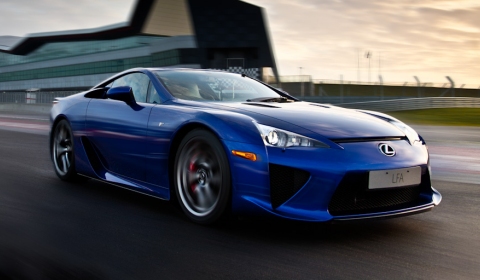 Video Lexus LFA Competition Winners on Track at Silverstone