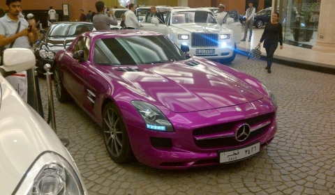 Video Pink Wrapped Mercedes-Benz SLS AMG in Dubai