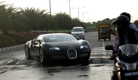 Bugatti Veyron vs Speed Bump