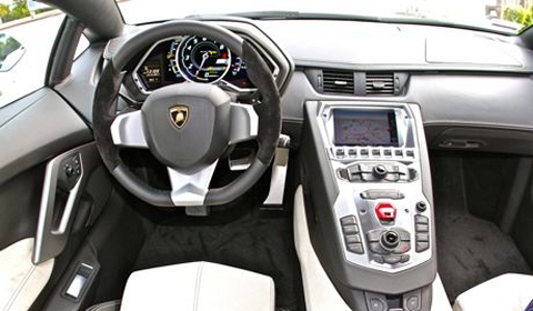 Rent a White Lamborghini Aventador in Beverly Hills 01