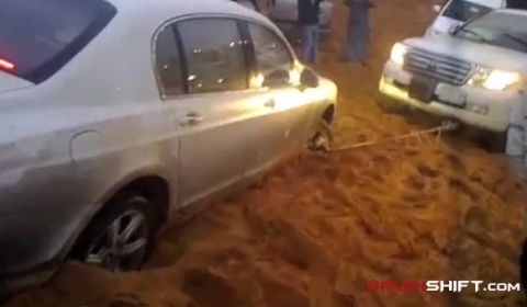 Video Bentley Continental Stuck in Desert Sand