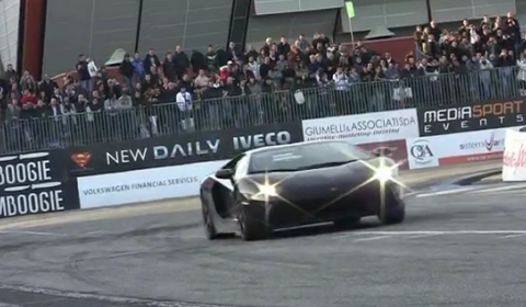 Video Lamborghini LP700-4 Aventador Shooting Flames During Live Show