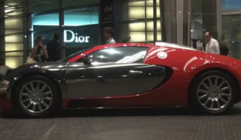 Video Red/Chrome Bugatti Veyron at Dubai Mall