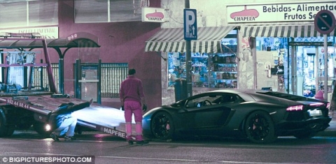Cristiano Ronaldo's Lamborghini Towed Away After Breaking Down 01