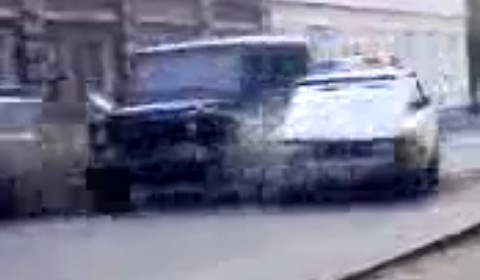 Russian Mercedes-Benz G 55 AMG Smashes Through Police Roadblock