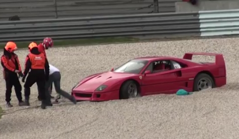 Video Ferrari F40 in Gravel at TT Assen Circuit