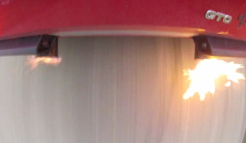 Video Ferrari 288 GTO Shooting Flames