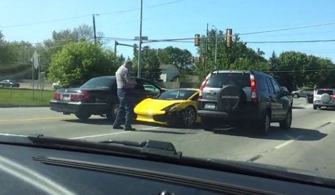 Video Lamborghini Crashes in Chicago Suburbs