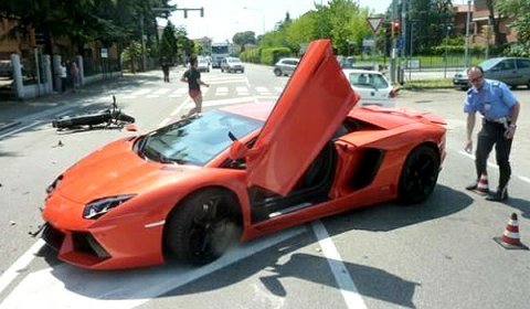 Car Crash Lamborghini Aventador LP700-4 Slams into Motorcycle