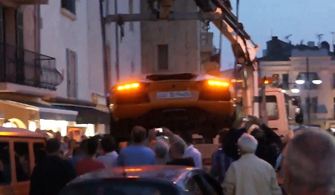 Lamborghini Aventador LP700-4 Gets Towed in St Tropez