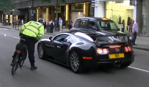 Video Veyron Stopped by Policeman on Bike