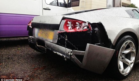 Car Crash Mechanic Wrecks a Lamborghini Murcielago LP640 01