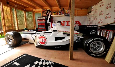 Formula 1 Fan builds his own F1 Race Car in his Backyard