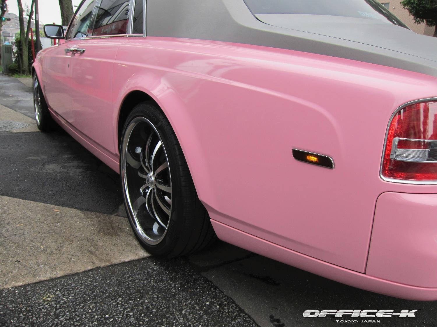 Rolls Royce Phantom розовый