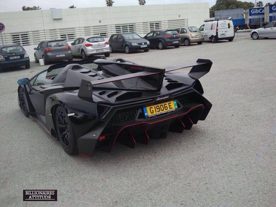 Lamborghini Veneno Roadster белая