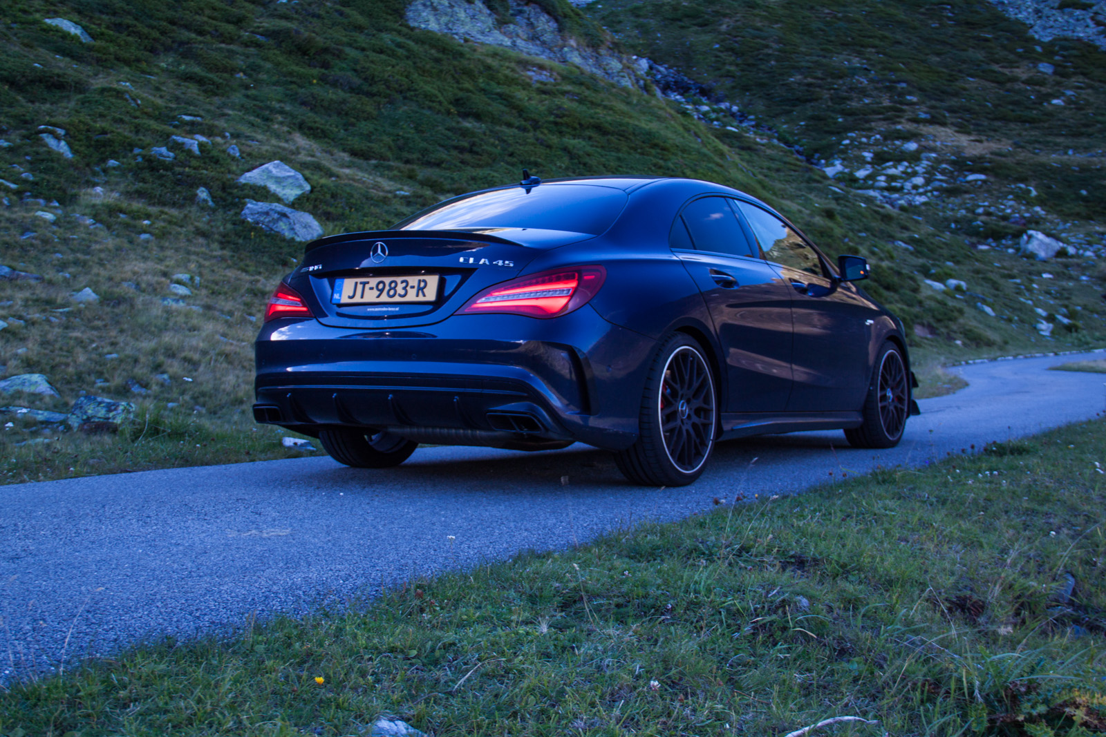 Мерседес CLA 200 ночью