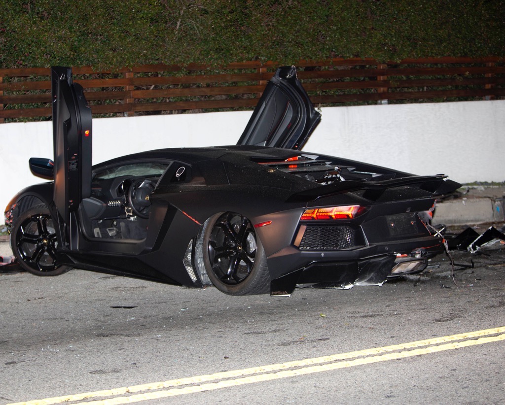 Lamborghini авентадор разбитой